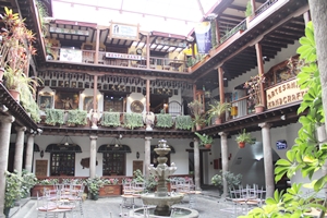 0002 Quito albergo 300
